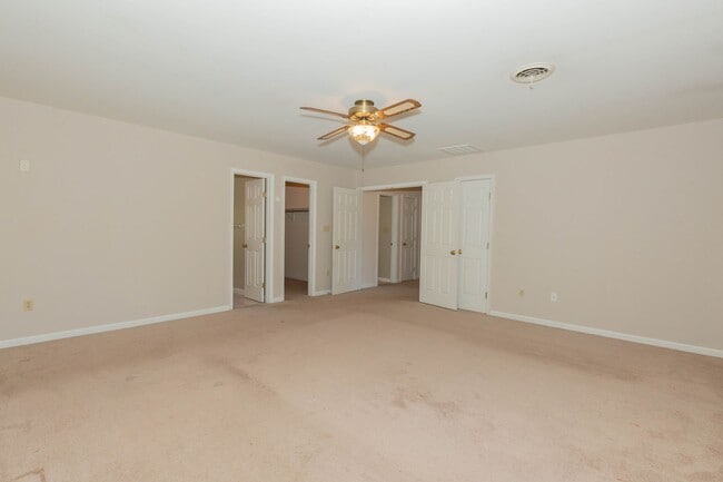 Building Photo - 4 bed, 3.5 bath Single Family Home in Charles Town, WV