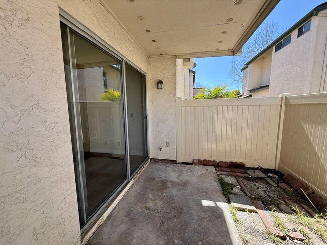 Building Photo - NEWLY RENOVATED 2BD/1BA! POOL! PATIO! GARAGE!