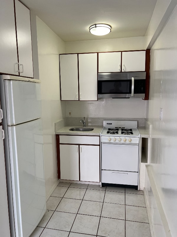 Building Photo - 4015 Crest Dr