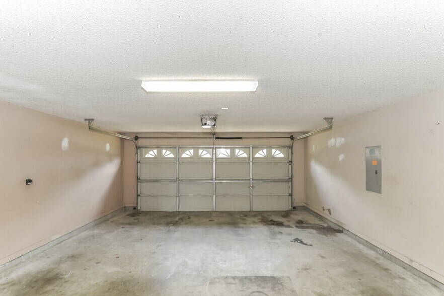 Building Photo - 7780 Meadow Vale Dr