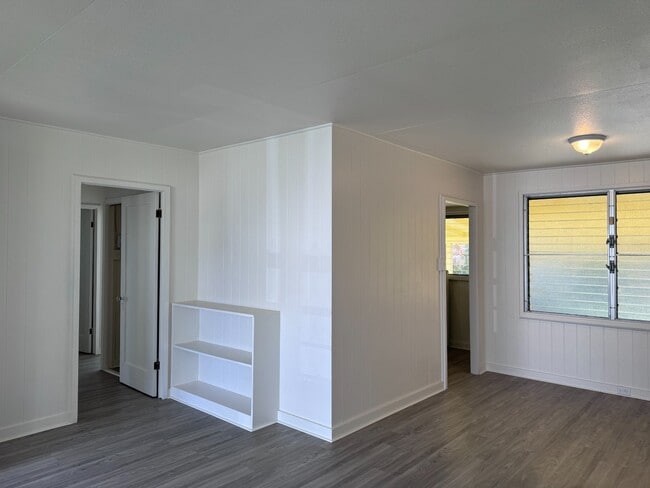Building Photo - 2 Bed/1 Bath/ 1 Parking w/ Split A/C unit