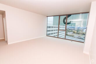 Building Photo - Beautiful 1 Bedroom condo at Axis – Exclus...