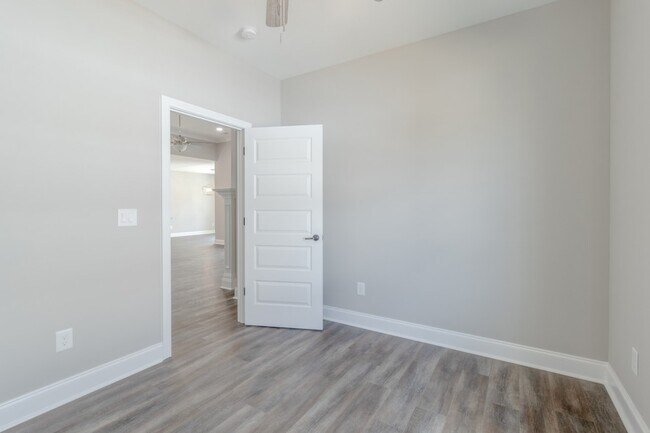 Building Photo - 1558 Hereford Blvd