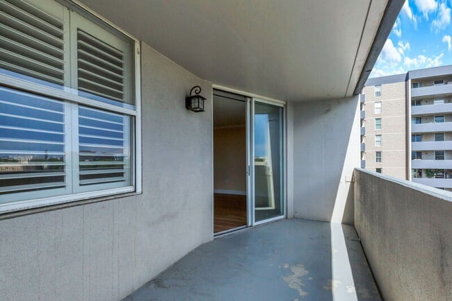 Building Photo - 601 W 11th Ave