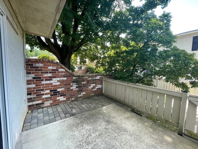 Building Photo - 2575 Olde Hill Ct N