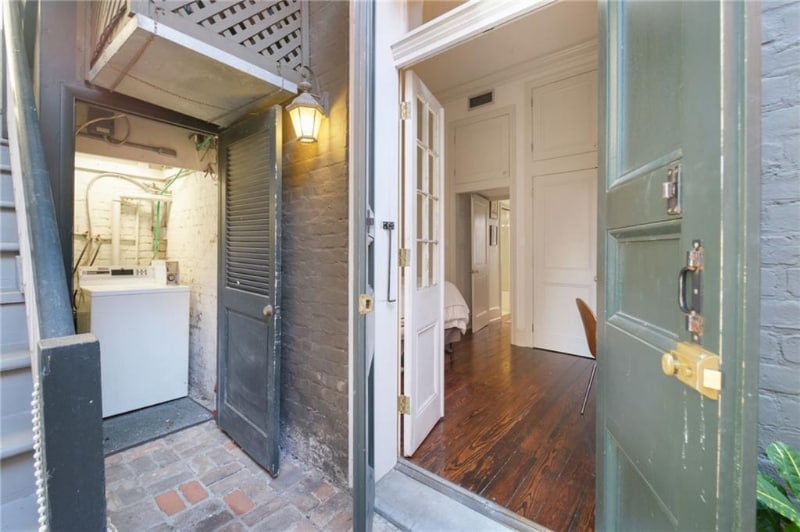 Building Photo - 433 Burgundy St