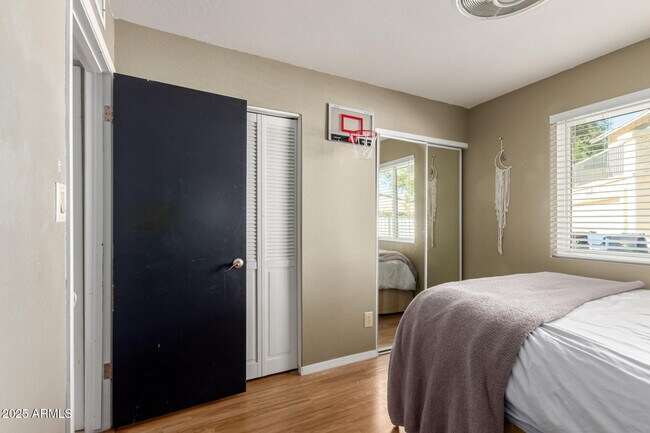 Building Photo - 2739 S Emerson Cir