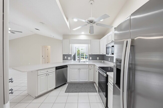 Building Photo - "Spacious 3-Bedroom Retreat with 2 Full Baths in Rotonda West Pinehurst!"