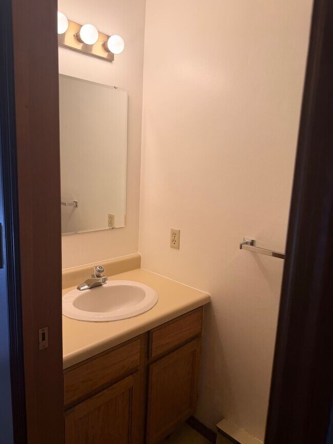 Building Photo - Recently updated unit Near Montana State!