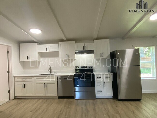 Building Photo - 4 Bed 2.5 Bath Remodelled Manufactured Home in Kent! Available NOW! Easy self showings!