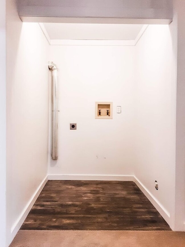 Building Photo - 4 Bed/ 2 Bath Townhome!