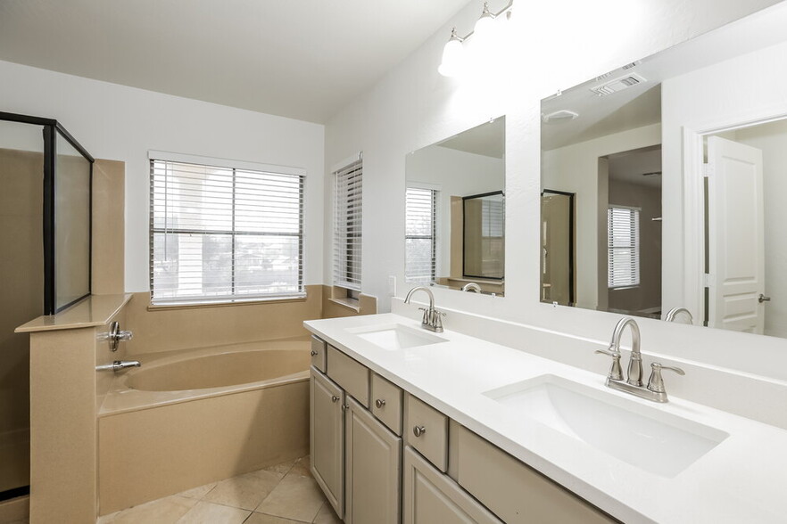 Building Photo - 809 E Agua Fria Ln