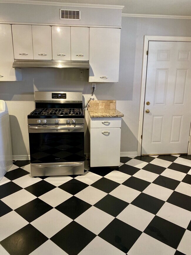 Building Photo - Charming 2 Bed, 2 Bath in Highly Sought-Af...