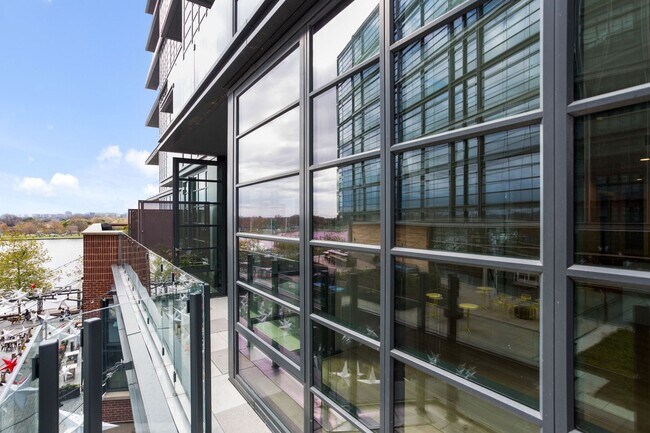 Building Photo - 1 Bed Plus Den 1 Bath! Pets Welcome! Pool!