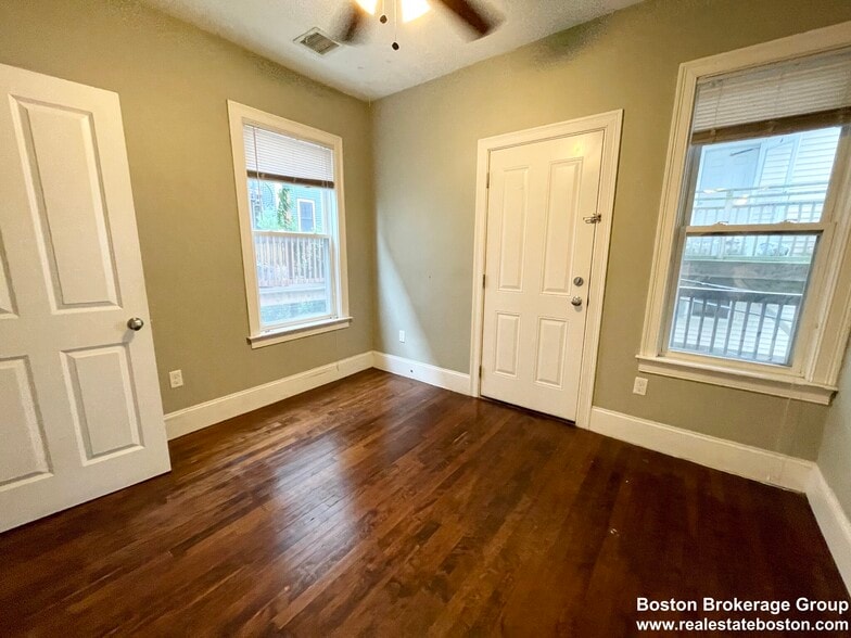 Building Photo - 178 Hillside St