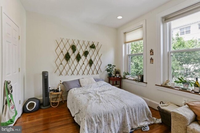 Building Photo - 1116 Monroe St NW