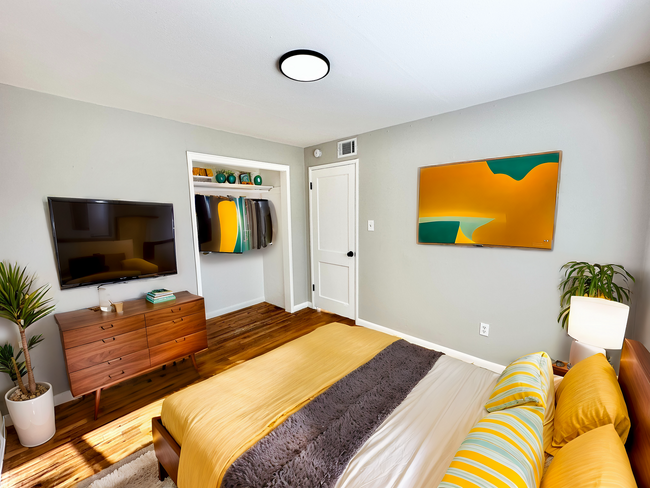 Building Photo - 2 Weeks FREE! Beautiful 2 Bed 1 Bath with ...