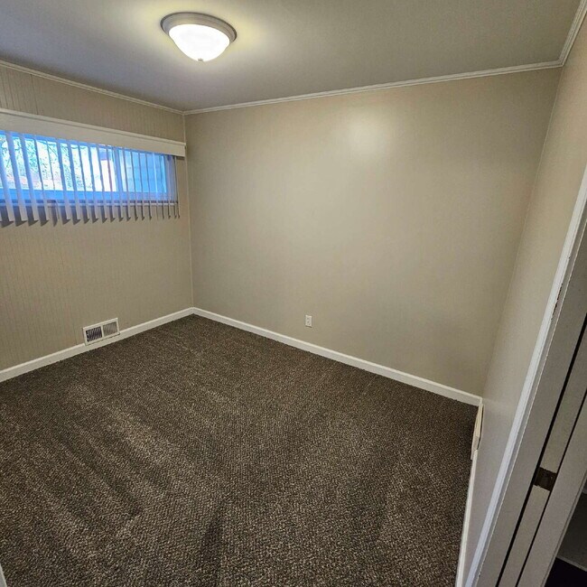 Building Photo - 3 Bedroom, 1.5 Bath Brick Ranch with Attac...