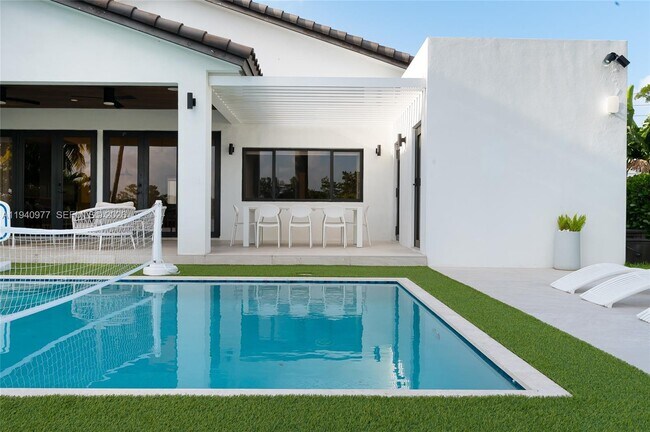 Building Photo - 2560 NE 199th St