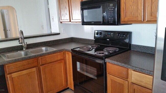 Building Photo - 2114 W Monona Dr