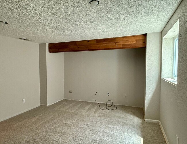 Building Photo - Spacious Home in the Heart of Aurora with ...