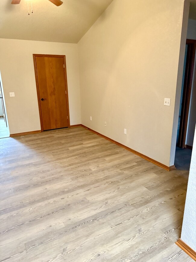 Building Photo - 2204 Lakeview Dr