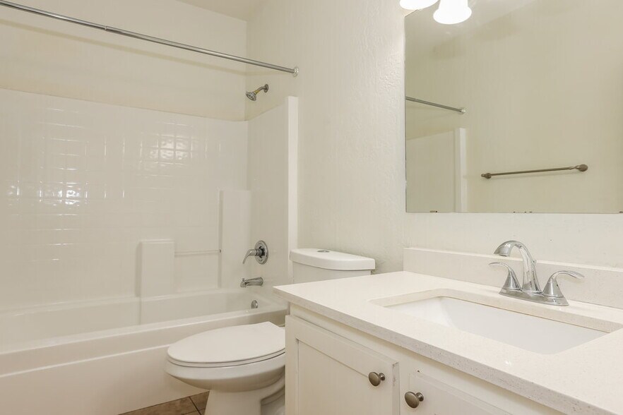 Building Photo - 3014 W Donner Dr