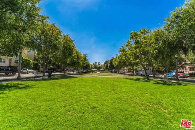 Building Photo - 6400 Crescent Prk E