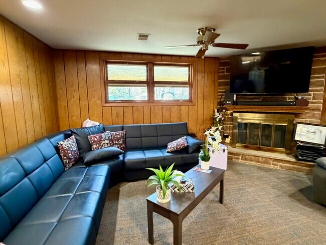 Building Photo - 1895 Birch St