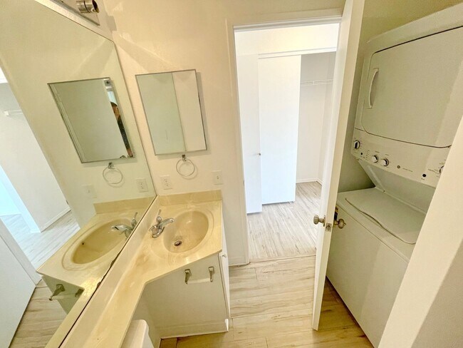 Building Photo - Top-Floor 2BR / 1.5BA Southpointe Condo – ...