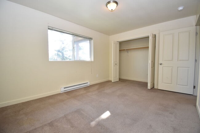 Building Photo - Beautiful 2BR/1Bath Unit.  Centrally Located.  Washer/Dryer in unit!