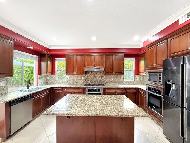 Building Photo - SD: Spacious 5B/4BA Home with Private Patio, Backyard & Soaking Tub