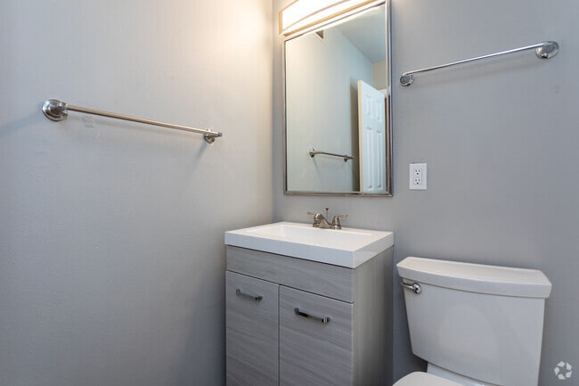 2BR, 1BA - 820 SF - Eagleview