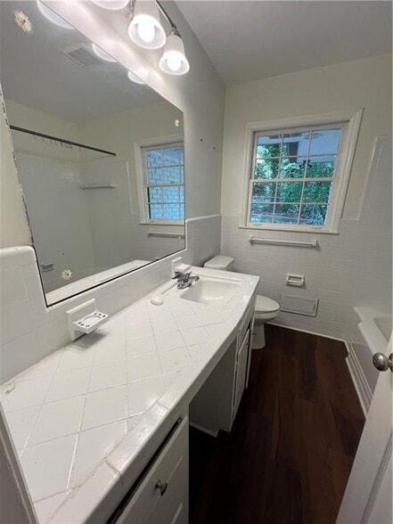 Building Photo - 2032 S Akin Dr