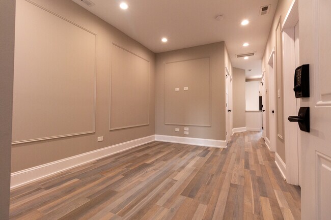 Building Photo - 3757 W Addison St