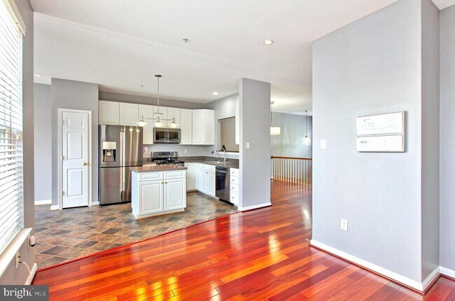 Building Photo - 9902 Woodview Dr