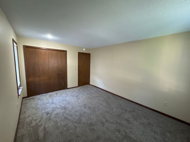 Building Photo - 4 Bedroom 3 Baths Southeast!  $2495