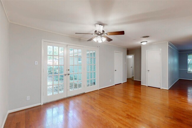 Building Photo - 5338 Creekbend Dr