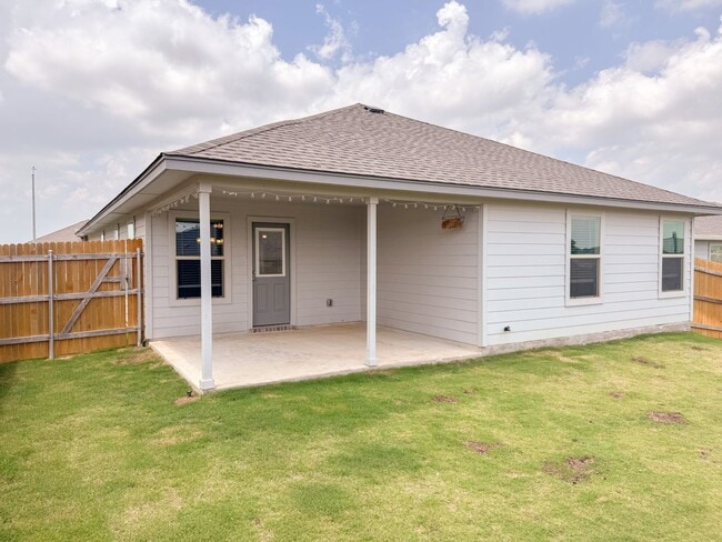 Building Photo - Available NOW This charming 1 story, 3 bed...