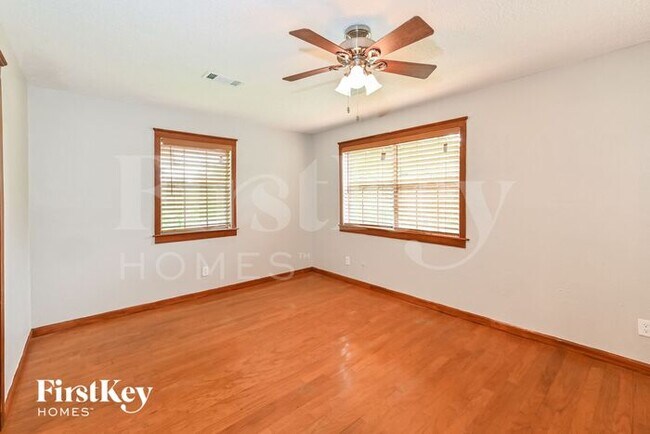 Building Photo - 4003 Chapel Square Dr