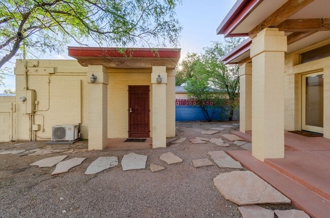 Building Photo - University Bungalow