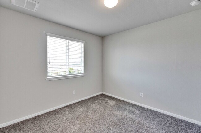 Building Photo - 3 Bedroom Home on Corner Lot - One Month FREE