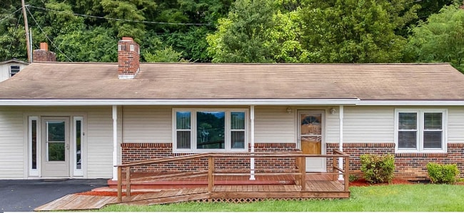 Building Photo - 3900 S Main St