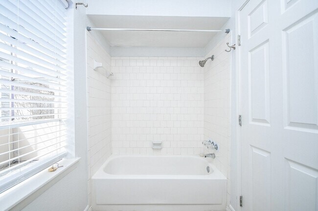 Building Photo - 9809 Richmond Ave.