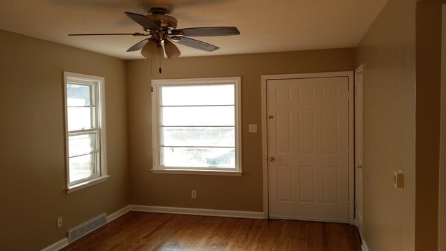 Building Photo - 1414 E 5th St