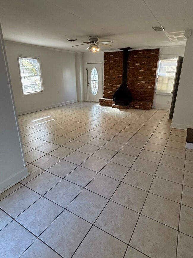 Building Photo - 3 Bedroom 2 Bath located in Brookhaven off Hargrove Road