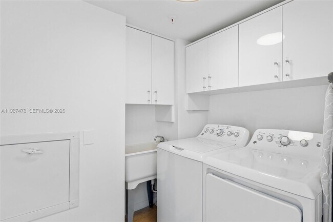 Building Photo - 400 N Flagler Dr