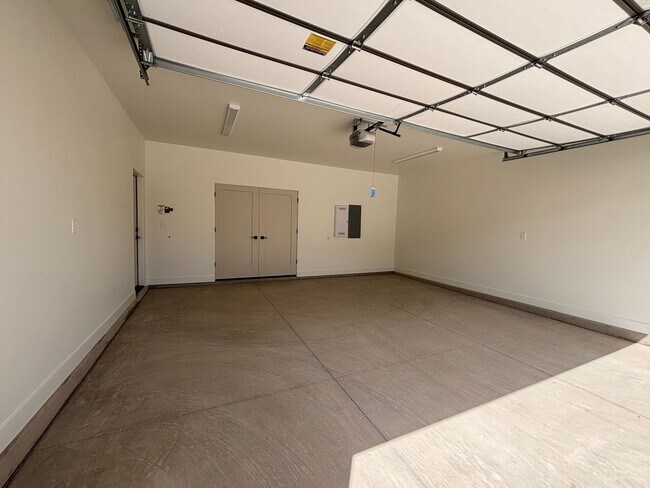 Building Photo - HURRICANE TOWNHOME FOR RENT!