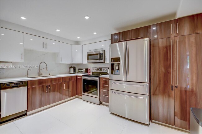 Building Photo - 16175 Golf Club Rd