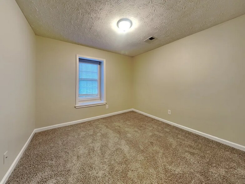 Building Photo - 990 Thousand Oaks Dr